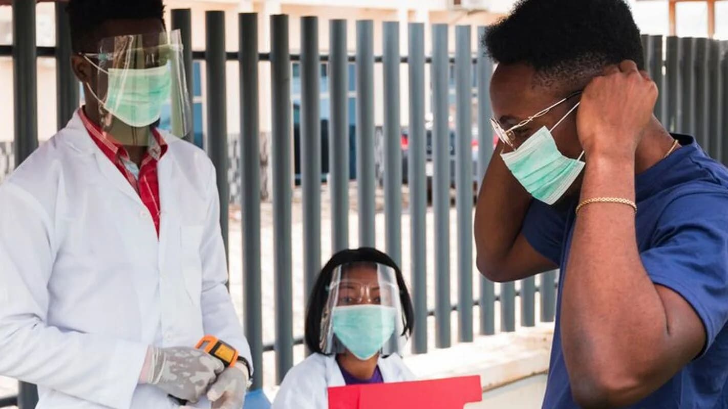 Profissionais de saúde com equipamento de proteção durante resposta a surto na África (imagem de contexto)