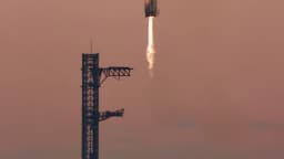 Foguete Starship da SpaceX em pleno voo com chamas do propulsor