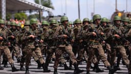 Soldados do Exército Brasileiro armados em formação durante desfile