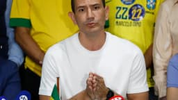 Douglas Ruas ao lado de apoiadores com camisetas de campanha do número 22, no Rio de Janeiro