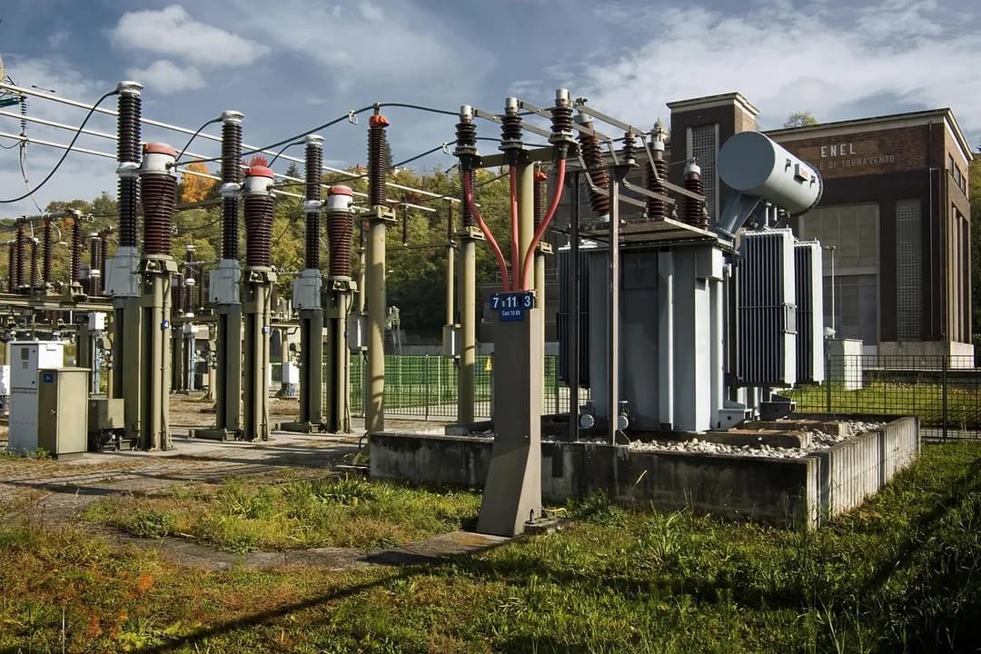 Imagem ilustrativa: power plant, industry, installation, electricity supply, electricity, energy problem, distribution, supplying, power, energy production, energy crisis, power pl