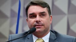 O senador e candidato à Presidência Flávio Bolsonaro discursa em microfone, foto de arquivo