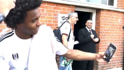 Willian cumprimenta torcedores do lado de fora de um estádio na Inglaterra