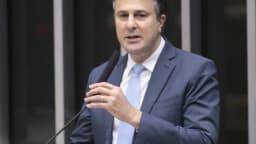 O senador Camilo Santana, coordenador da campanha de Lula, discursa em plenário