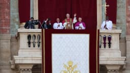 Papa Leão XIV aparece na sacada do Vaticano durante celebração pública, vestido de branco