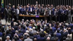 Plenário da Câmara dos Deputados lotado durante sessão em Brasília