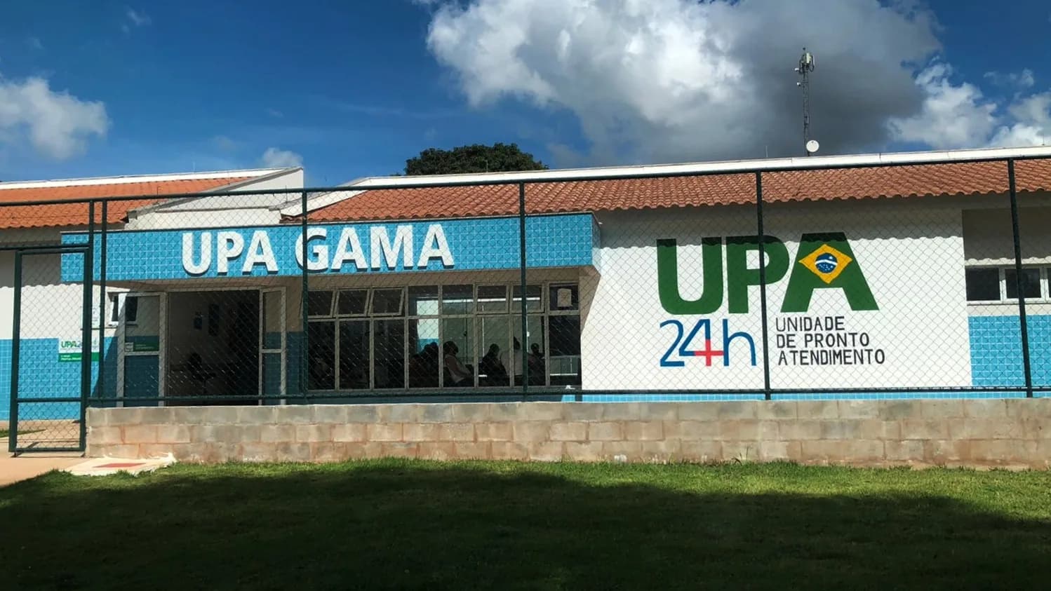 Fachada de Unidade de Pronto Atendimento (UPA) do SUS, com letreiro 24 horas, foto ilustrativa