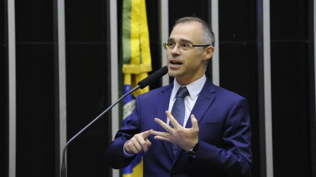 O ministro André Mendonça discursa em plenário, usando terno azul-marinho