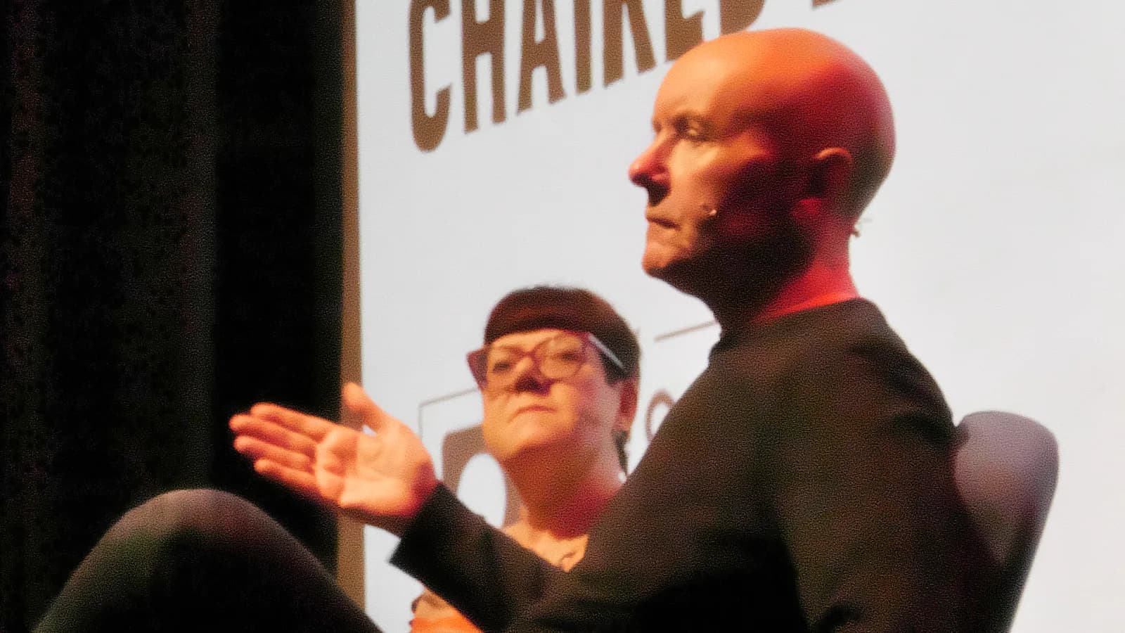 O escritor Irvine Welsh fala em evento literário ao lado da autora Louise Welsh