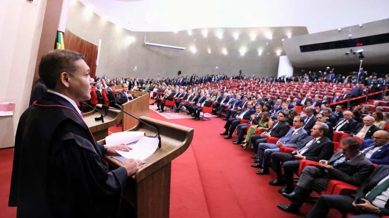 Ministro Nunes Marques, de toga, discursa em púlpito no plenário do TSE durante sessão solene