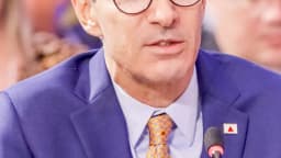 Romeu Zema, governador de Minas Gerais e candidato à Presidência, fala ao microfone em evento oficial