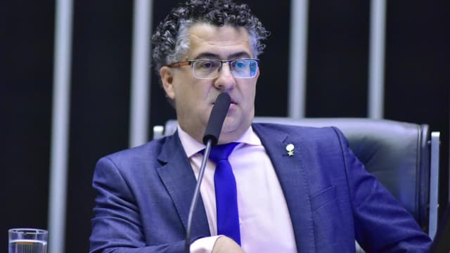 Deputado discursa em plenário sobre a urna eletrônica (foto de arquivo)