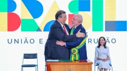 Flávio Dino e Lula na cerimônia de posse ministerial de 2023; foto de arquivo, anterior à atuação de Dino no STF.