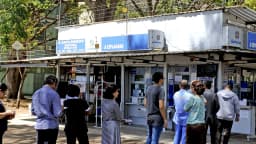 Fila de pessoas em frente a uma casa lotérica para apostar
