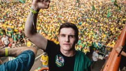 Lucas Pavanato, candidato do PL, com o punho erguido em ato de campanha em São Paulo, em 2022