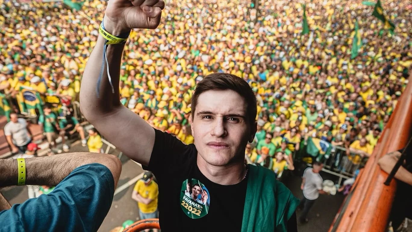 Lucas Pavanato, candidato do PL, com o punho erguido em ato de campanha em São Paulo, em 2022