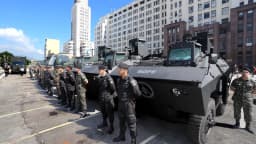 Fileira de policiais militares e blindado do BOPE enfileirados em solenidade no Rio de Janeiro