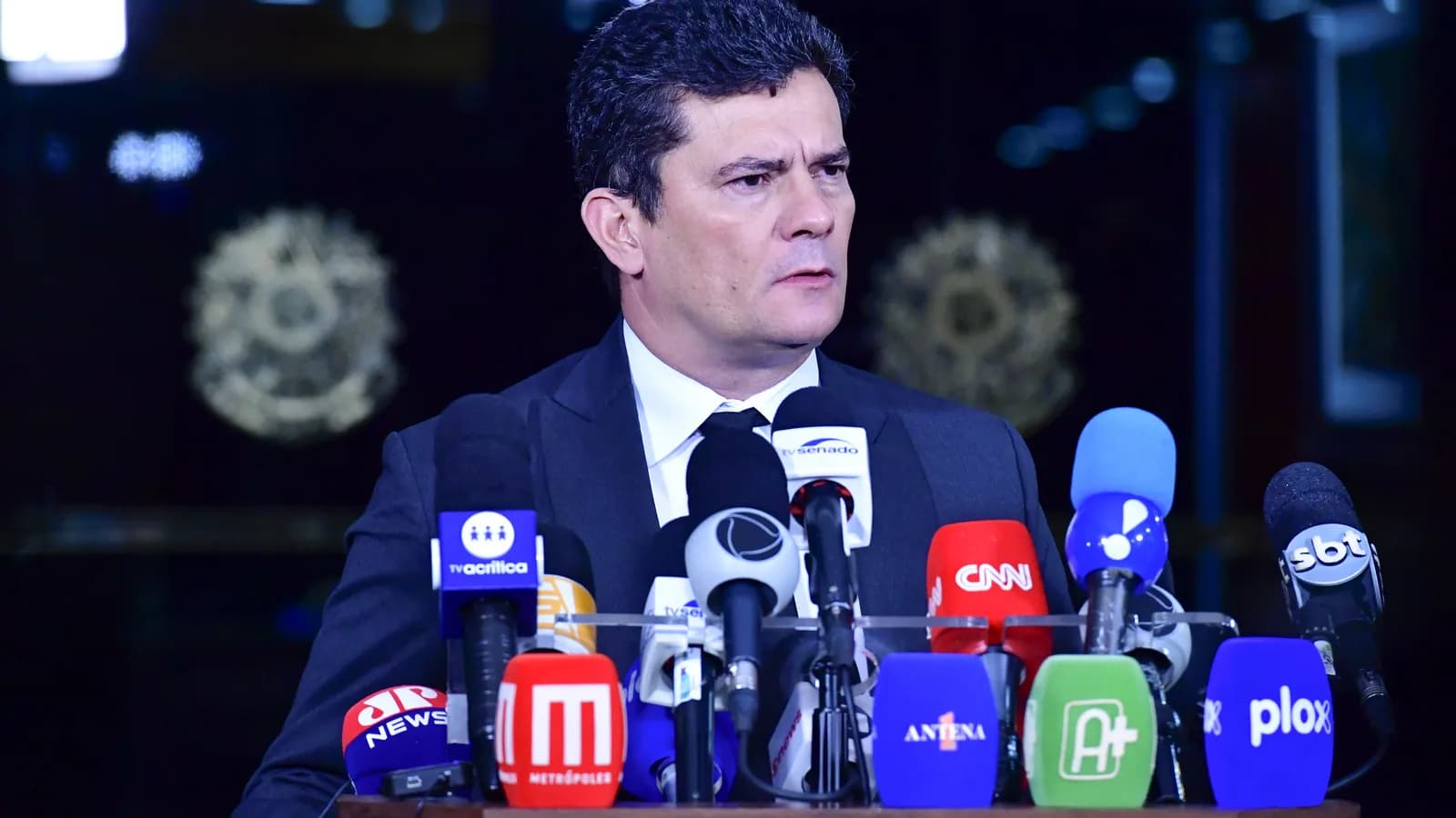 Senador Sergio Moro fala em entrevista coletiva cercado de microfones de emissoras de TV
