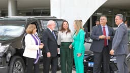 Celina Leão conversa com apoiadores ao lado de um veículo oficial