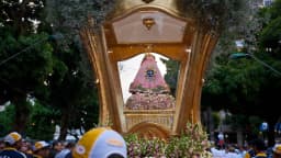 Berlinda com a imagem de Nossa Senhora de Nazaré cercada de flores, em procissão do Círio