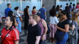 Candidatos em fila para prova de concurso público em frente a prédio (foto de arquivo)