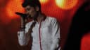 Zayn Malik cantando ao microfone durante show, foto de arquivo
