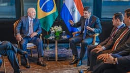 Lula e Santiago Peña sentados frente a frente, diante das bandeiras do Brasil e do Paraguai, durante encontro em Nova York, em foto de arquivo de setembro de 2023