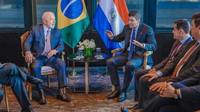 Lula e Santiago Peña sentados frente a frente, diante das bandeiras do Brasil e do Paraguai, durante encontro em Nova York, em foto de arquivo de setembro de 2023