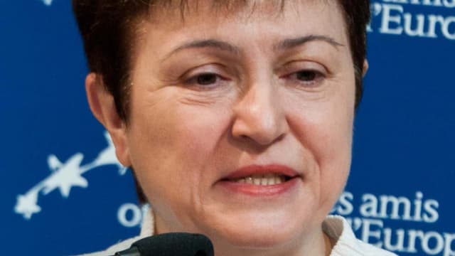 A diretora-geral do FMI, Kristalina Georgieva, fala ao microfone em evento (foto de arquivo)