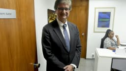 Paulo Gonet, procurador-geral da República, sorri em corredor de escritório