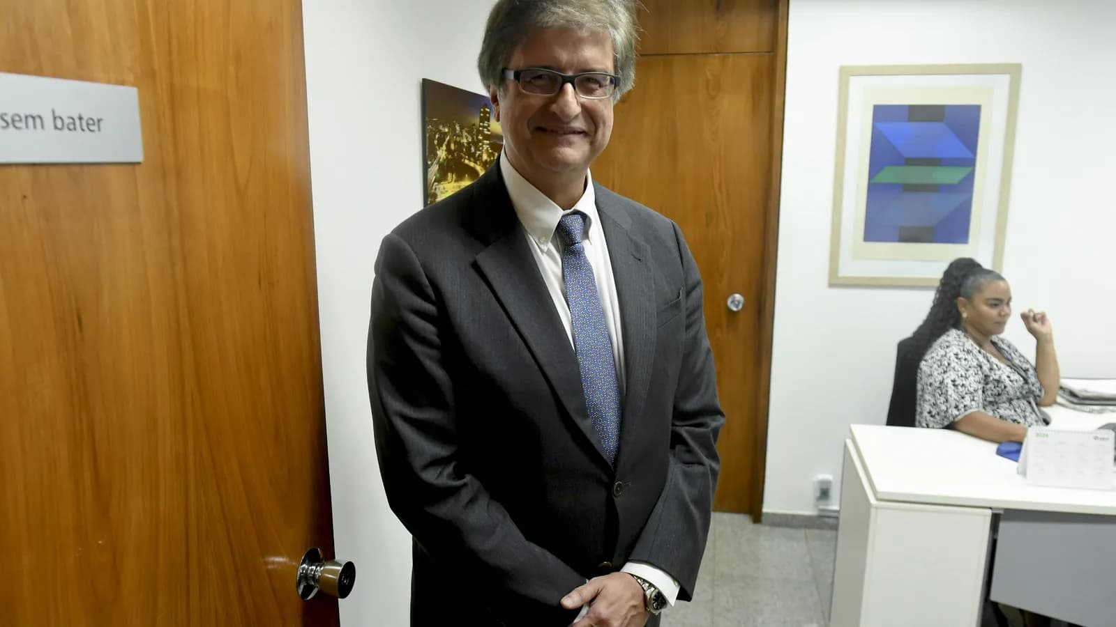 Paulo Gonet, procurador-geral da República, sorri em corredor de escritório