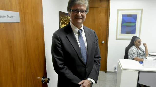 Paulo Gonet, procurador-geral da República, sorri em corredor de escritório