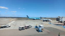 Pátio do Aeroporto de Viracopos com aviões da Azul e equipe de rampa em operação
