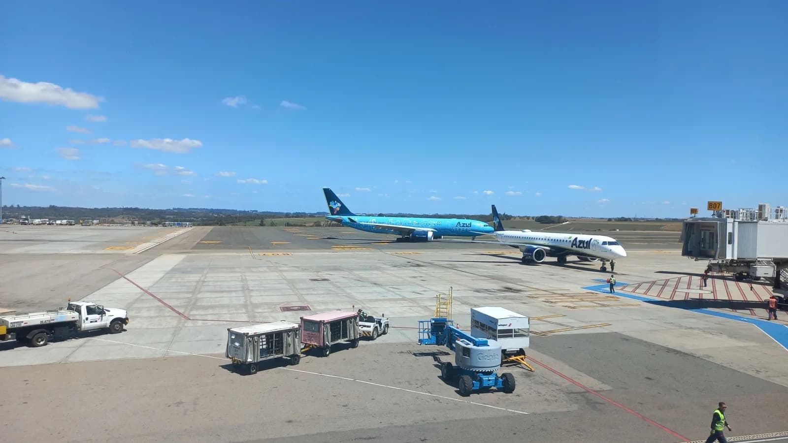 Pátio do Aeroporto de Viracopos com aviões da Azul e equipe de rampa em operação