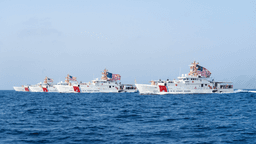 Quatro navios-patrulha da Guarda Costeira dos Estados Unidos navegam lado a lado no Estreito de Ormuz, com bandeiras americanas hasteadas (imagem de arquivo, 2022)