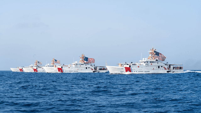 Quatro navios-patrulha da Guarda Costeira dos Estados Unidos navegam lado a lado no Estreito de Ormuz, com bandeiras americanas hasteadas (imagem de arquivo, 2022)