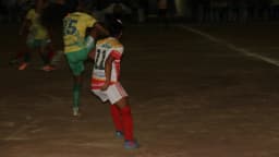 Jogadoras disputam a bola em partida de futebol feminino (foto de arquivo, sem relação com o jogo)