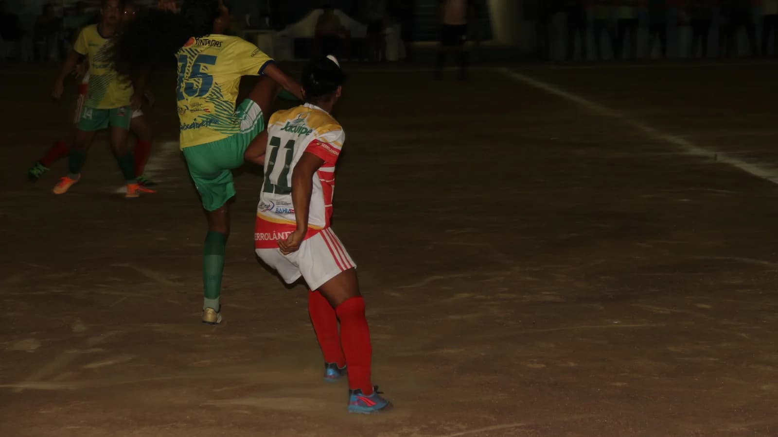 Jogadoras disputam a bola em partida de futebol feminino (foto de arquivo, sem relação com o jogo)