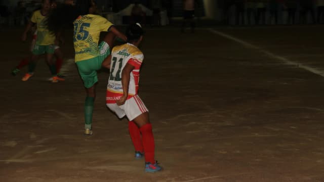Jogadoras disputam a bola em partida de futebol feminino (foto de arquivo, sem relação com o jogo)