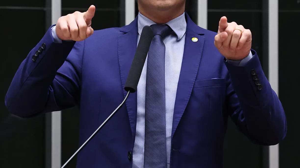 O deputado federal Nikolas Ferreira discursa na tribuna da Câmara dos Deputados, gesticulando com as duas mãos