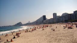 Praia de Copacabana, no Rio de Janeiro, com banhistas na areia
