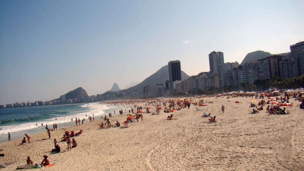 Praia de Copacabana, no Rio de Janeiro, com banhistas na areia
