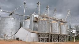 Silos de armazenagem de grãos em unidade rural, usados para estocar soja e outros cereais