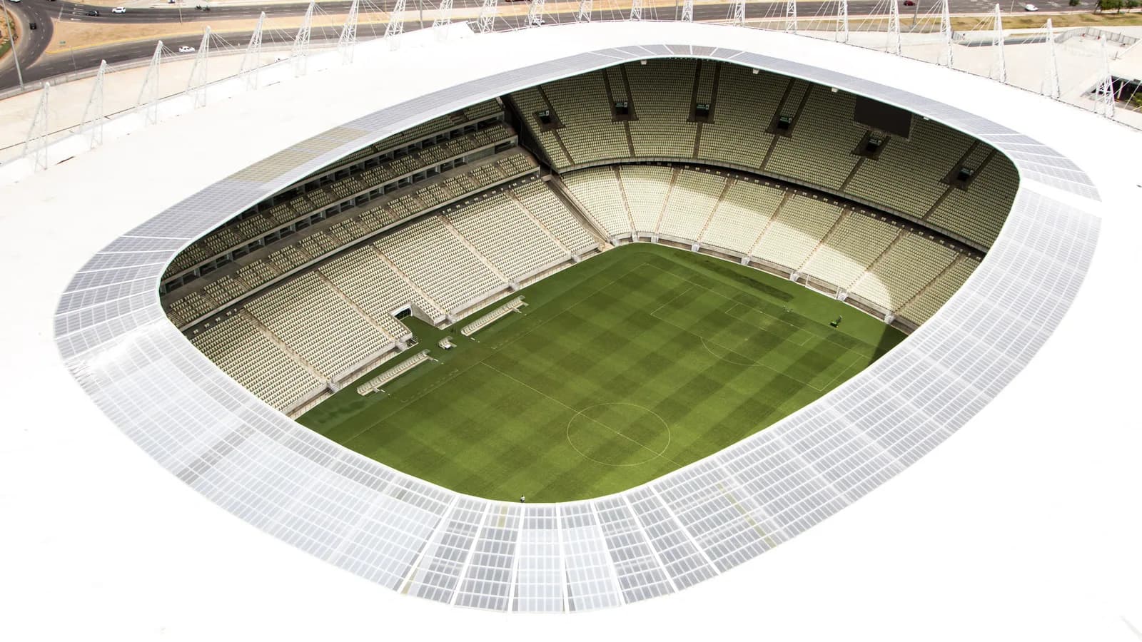 Vista aérea interna da Arena Castelão, com o gramado e as arquibancadas vazias