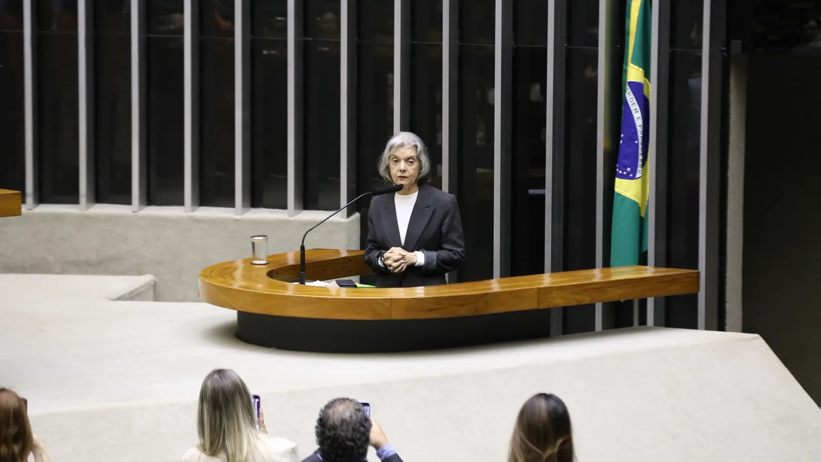 Ministra Cármen Lúcia discursa em púlpito durante homenagem no Congresso