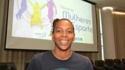 A judoca Rafaela Silva sorri durante evento sobre mulheres no esporte