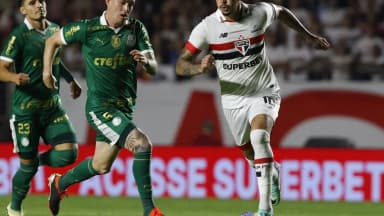 Jogadores do Palmeiras e do São Paulo disputam a bola em clássico do Brasileirão