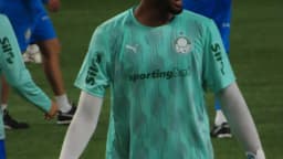 Goleiro Carlos Miguel sorri durante treino do Palmeiras