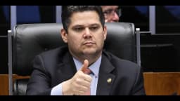 Davi Alcolumbre, de terno escuro, faz sinal de positivo com o polegar enquanto preside sessão no plenário do Senado