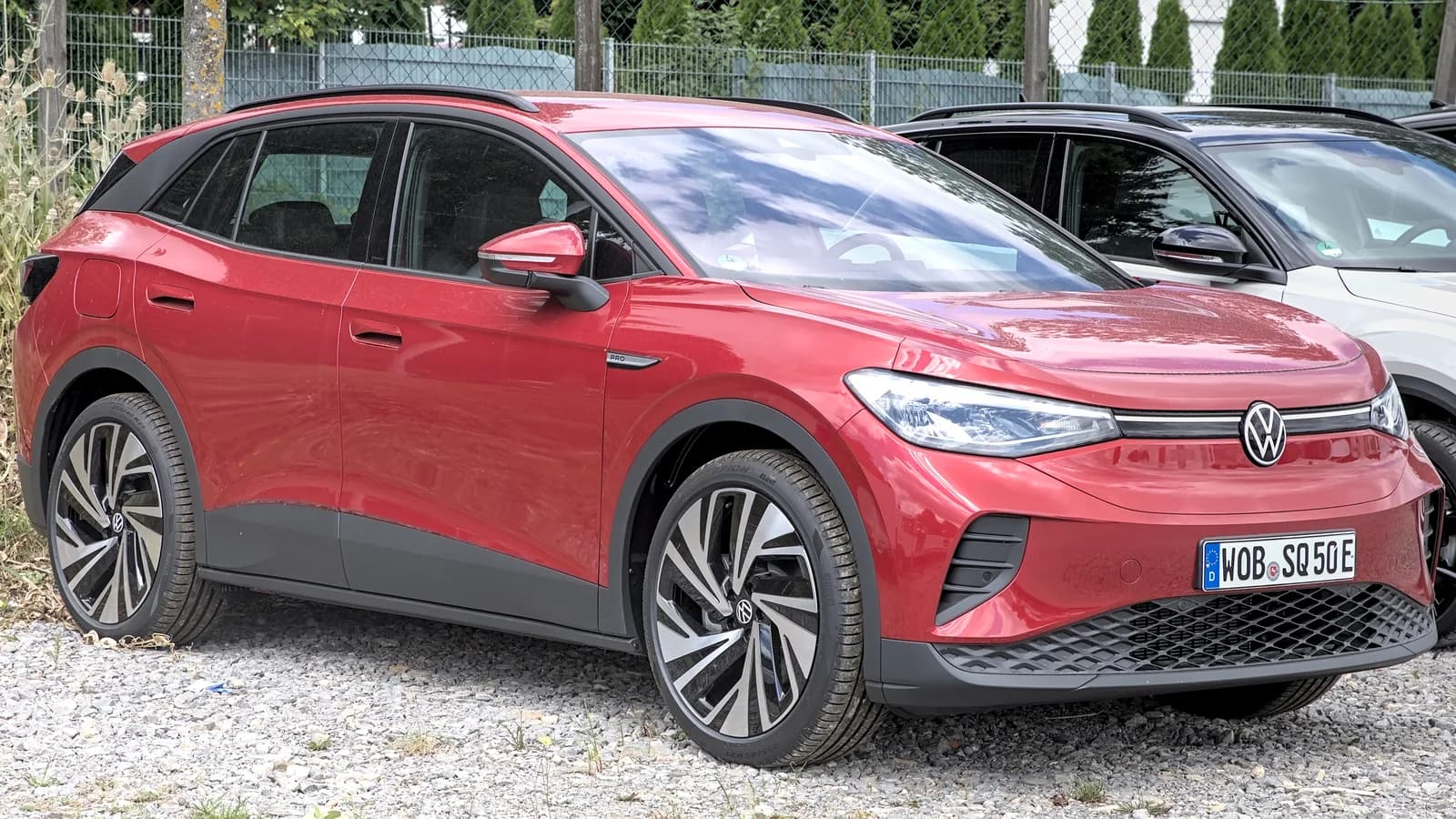 Volkswagen ID.4 vermelho estacionado, vista frontal em três quartos